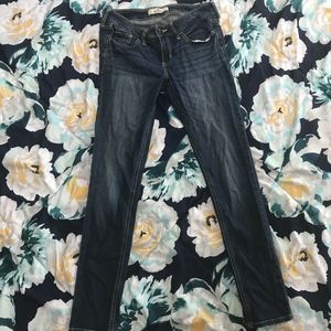 HOLLISTER DARK WASH LOW RISE SKINNY JEANS